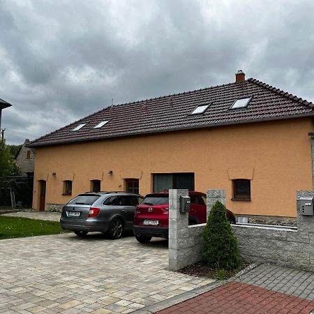 Prijemny Podkrovni Byt S Parkovanim Na Pozemku. Tršice Εξωτερικό φωτογραφία