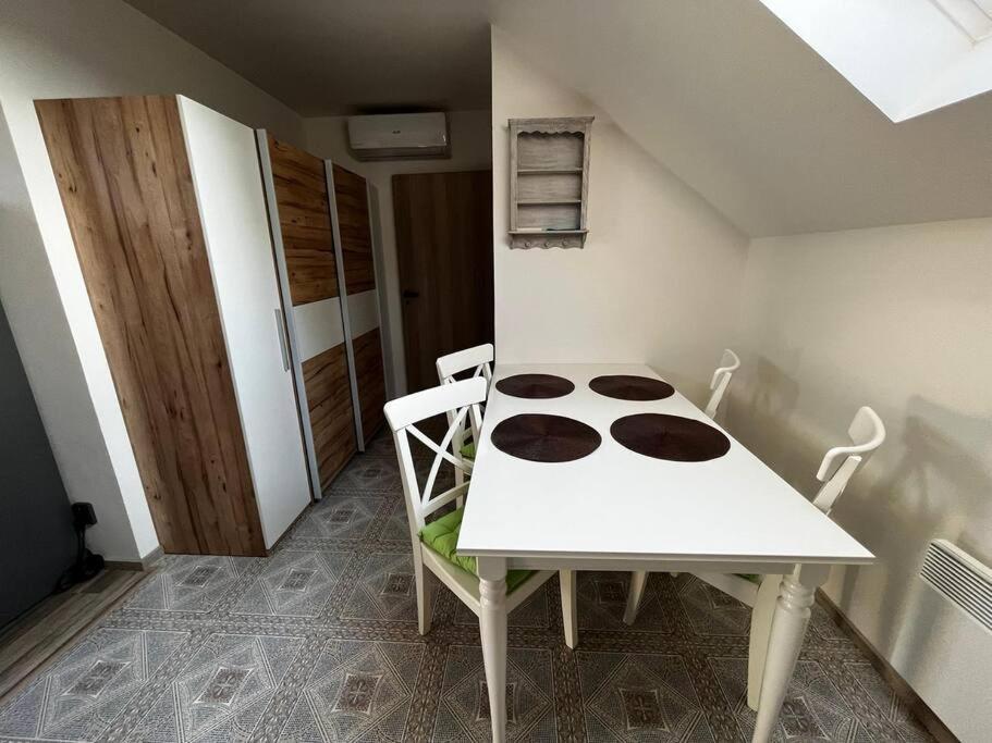 Prijemny Podkrovni Byt S Parkovanim Na Pozemku. Tršice Εξωτερικό φωτογραφία